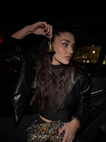 Hande Erçel tarzıyla görenleri büyüledi Beğeni butonu çöktü: ‘Benim güzel kraliçem’