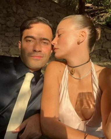 Serenay Sarıkaya aşka geldi Mert Demirin pozuna kayıtsız kalamadı Kalp ve nazar boncuğu detayı