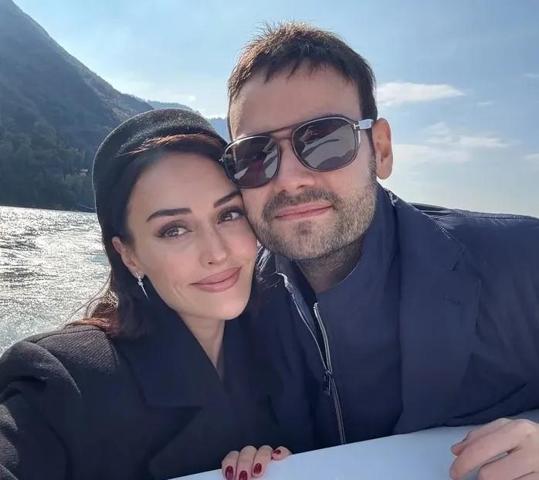 Esra Bilgiç’ten Romantik Faruk Sabancı Paylaşımı: Aşk Dolu Kare Gündem Oldu