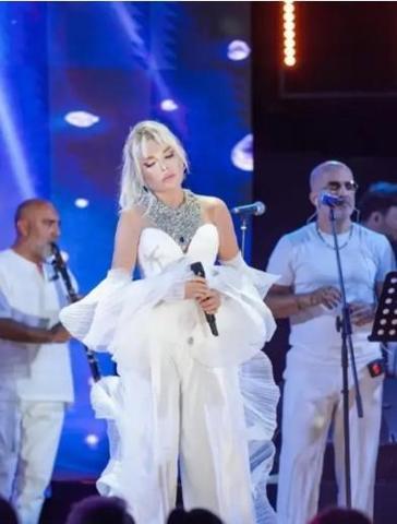 Ajda Pekkan Ayna Pozuyla Gündem Oldu: Süperstar’dan Fit Görünüm