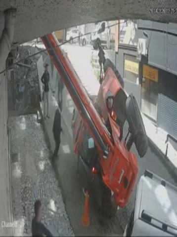 Faciadan kıl payı kurtuldular Yokuşta kayan iş makinesi 4 aracı ezdi
