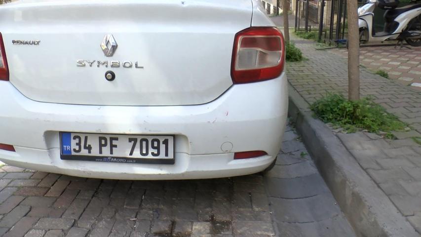Faciadan kıl payı kurtuldular Yokuşta kayan iş makinesi 4 aracı ezdi