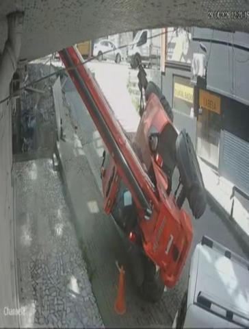 Faciadan kıl payı kurtuldular Yokuşta kayan iş makinesi 4 aracı ezdi