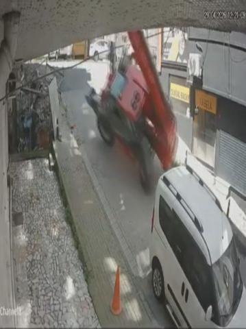 Faciadan kıl payı kurtuldular Yokuşta kayan iş makinesi 4 aracı ezdi
