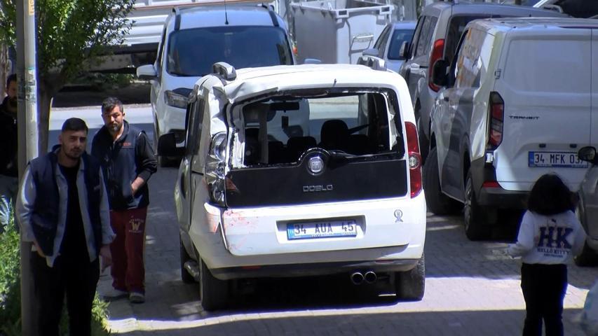 Faciadan kıl payı kurtuldular Yokuşta kayan iş makinesi 4 aracı ezdi