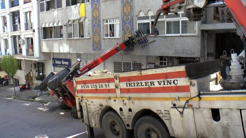Faciadan kıl payı kurtuldular Yokuşta kayan iş makinesi 4 aracı ezdi