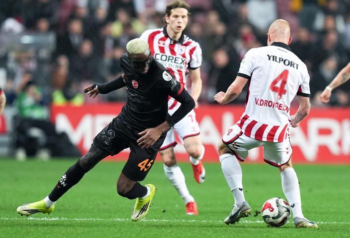 Galatasaray, Samsunspor deplasmanında bozguna uğradı Mağlubiyet sonrası bomba yorum...