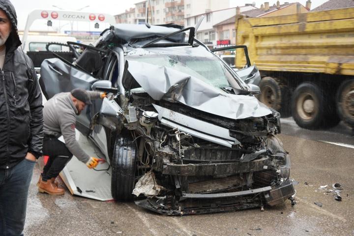 Kocaeli D-100’de zincirleme kaza Otomobil tırlar arasında hurdaya döndü