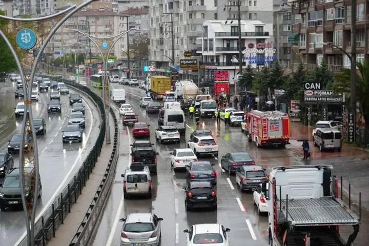 Kocaeli D-100’de zincirleme kaza Otomobil tırlar arasında hurdaya döndü
