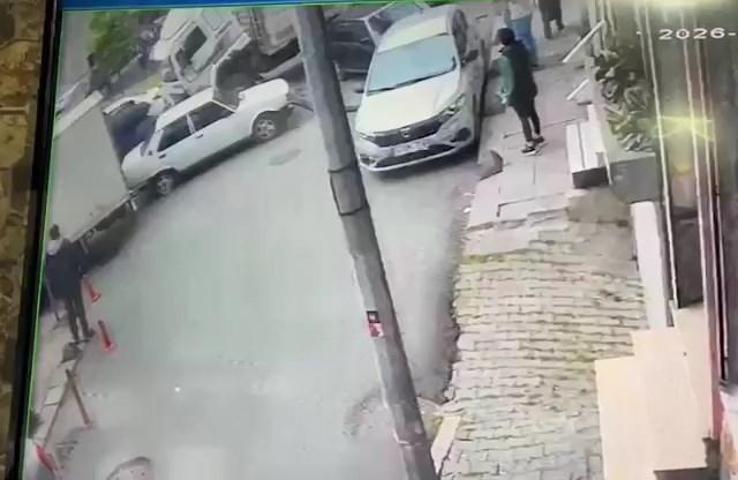Park halindeyken sürüklenen kamyon 8 araca çarptı