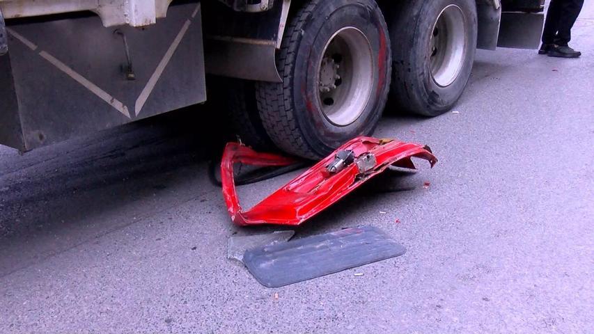 Park halindeyken sürüklenen kamyon 8 araca çarptı