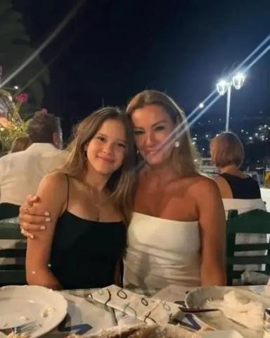 Pınar Altuğ ile kızı Su Atacan güzellikleriyle gündem oldu