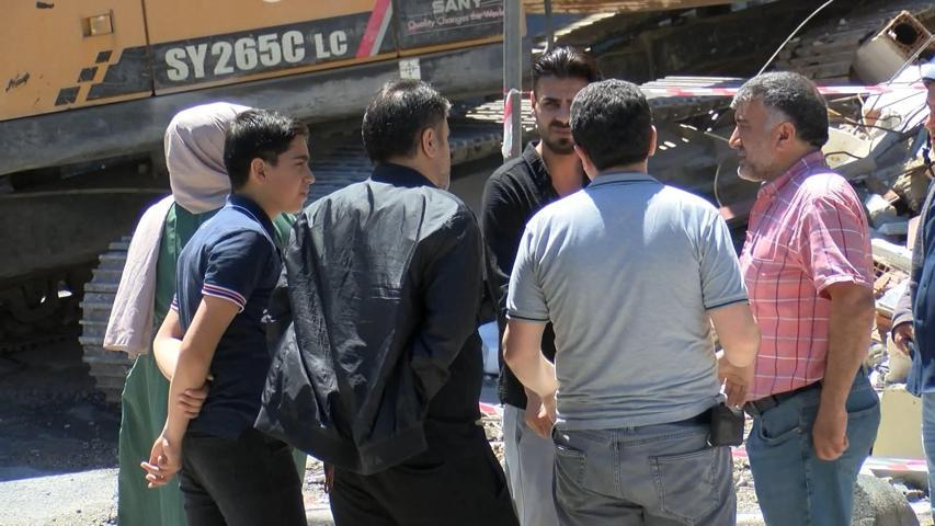 Yıkımı yapılan bina, bitişiğindeki binanın üzerine çöktü; kıl payı kurtuldular