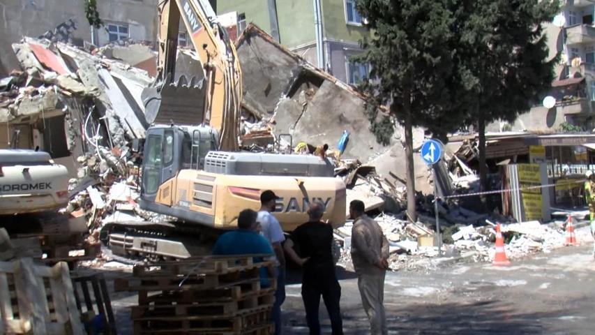 Yıkımı yapılan bina, bitişiğindeki binanın üzerine çöktü; kıl payı kurtuldular