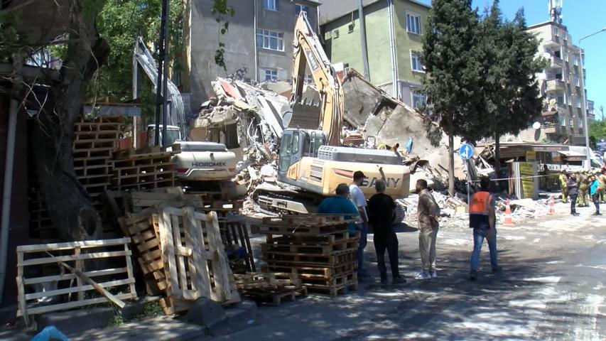 Yıkımı yapılan bina, bitişiğindeki binanın üzerine çöktü; kıl payı kurtuldular