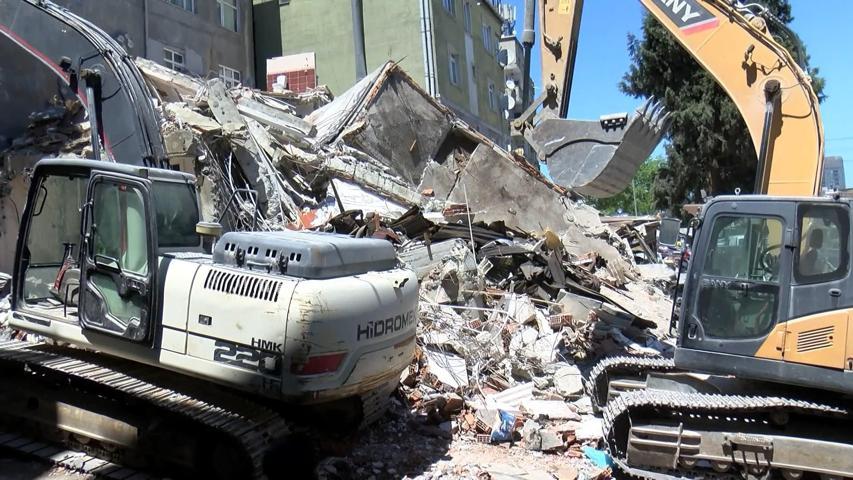 Yıkımı yapılan bina, bitişiğindeki binanın üzerine çöktü; kıl payı kurtuldular