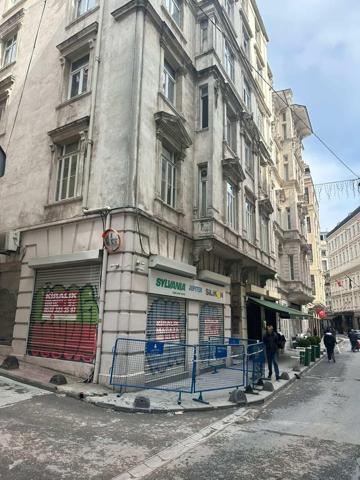 Yolda yürürken ölümden döndü Kafasına 7 dikiş atıldı