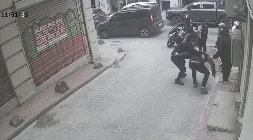Yolda yürürken ölümden döndü Kafasına 7 dikiş atıldı