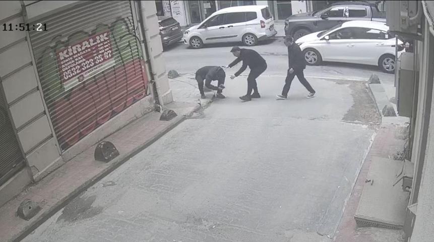Yolda yürürken ölümden döndü Kafasına 7 dikiş atıldı
