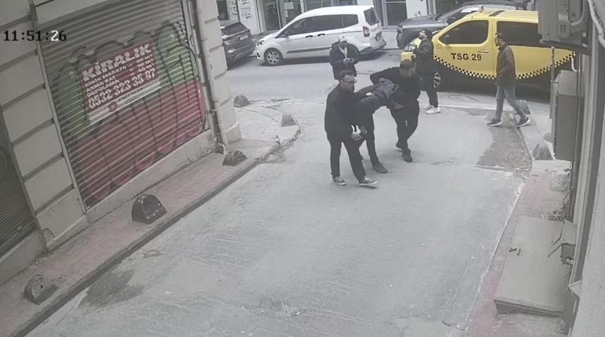 Yolda yürürken ölümden döndü Kafasına 7 dikiş atıldı