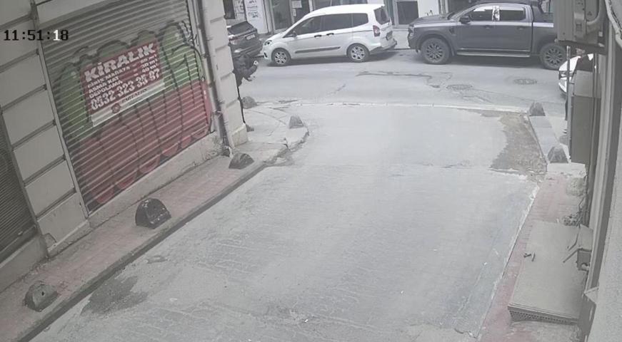 Yolda yürürken ölümden döndü Kafasına 7 dikiş atıldı