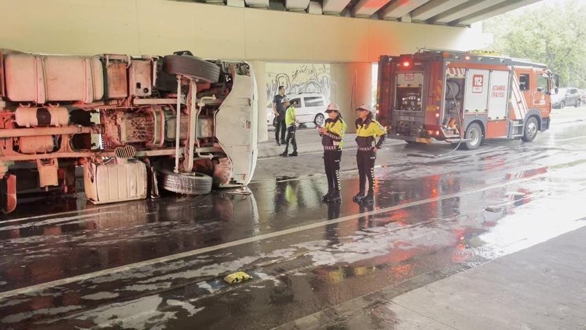 Bakırköyde üst geçide çarpan TIR devrildi