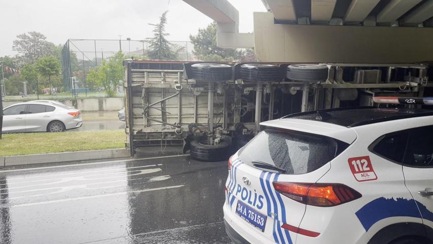 Bakırköyde üst geçide çarpan TIR devrildi