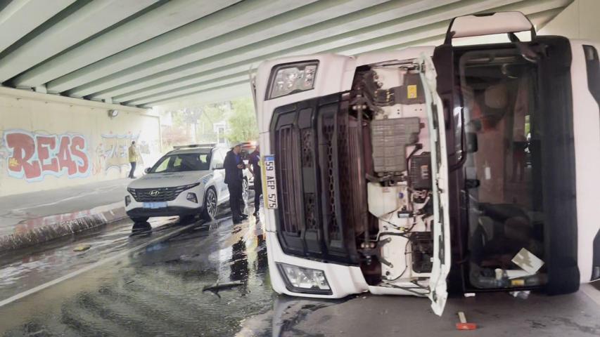 Bakırköyde üst geçide çarpan TIR devrildi
