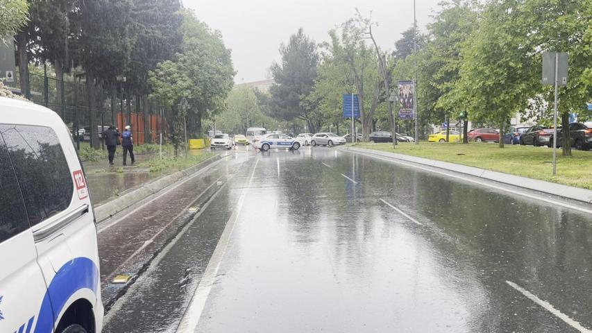Bakırköyde üst geçide çarpan TIR devrildi