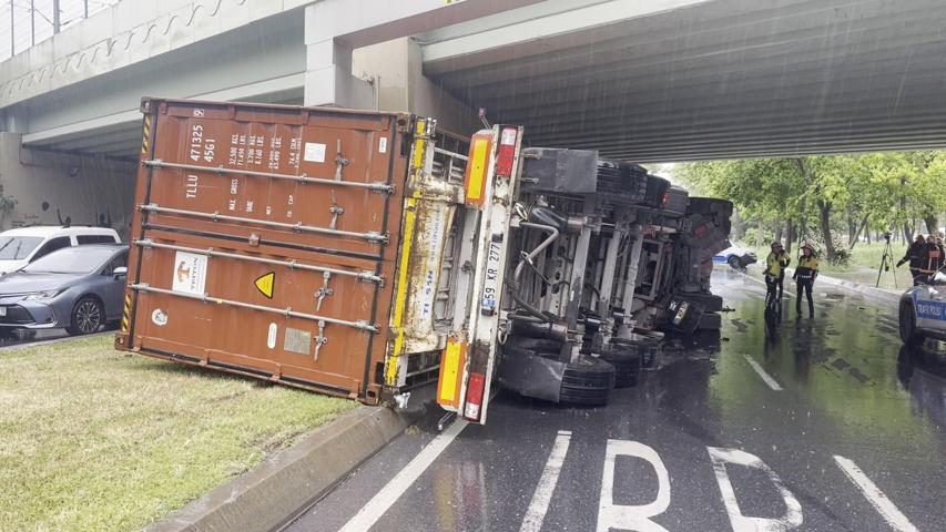Bakırköyde üst geçide çarpan TIR devrildi
