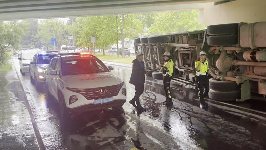 Bakırköyde üst geçide çarpan TIR devrildi