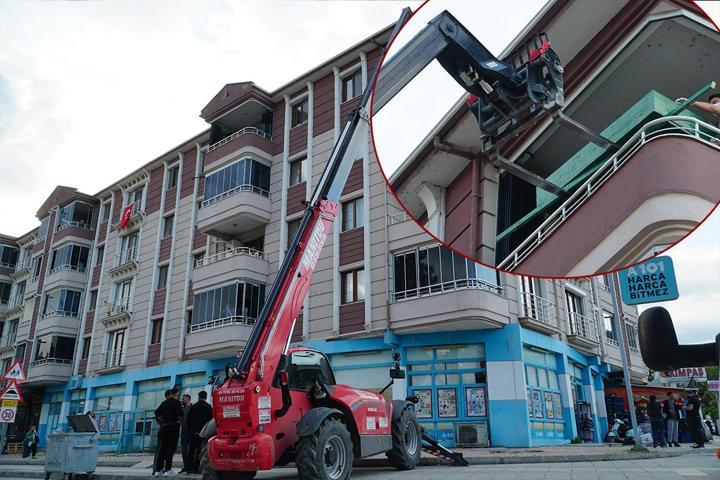 Yalnız Yaşayan 250 Kiloluk Adam Ölü Bulundu, Cenazesi Forkliftle Taşındı
