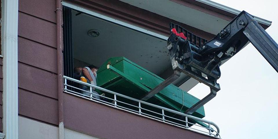 Yalnız Yaşayan 250 Kiloluk Adam Ölü Bulundu, Cenazesi Forkliftle Taşındı
