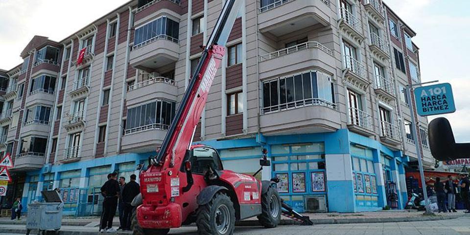 Yalnız Yaşayan 250 Kiloluk Adam Ölü Bulundu, Cenazesi Forkliftle Taşındı