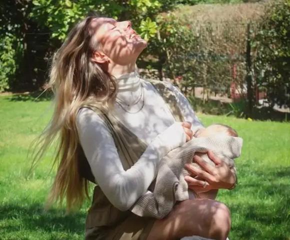 Sürpriz Bir Paylaşımla Anne Olduğunu Duyurmuştu Ege Kökenli Kızının Adını İlk Kez Açıkladı Anlamı Dikkat Çekti