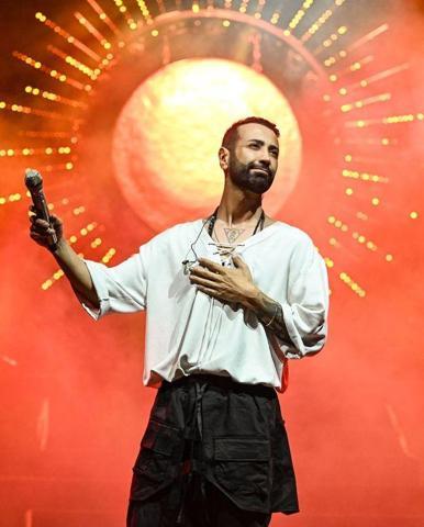 Tan Taşçı’nın Konserinde Şok An Alevler Bir Anda Yüzüne Parladı Ünlü Şarkıcının Zor Anları