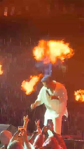 Tan Taşçı’nın Konserinde Şok An Alevler Bir Anda Yüzüne Parladı Ünlü Şarkıcının Zor Anları