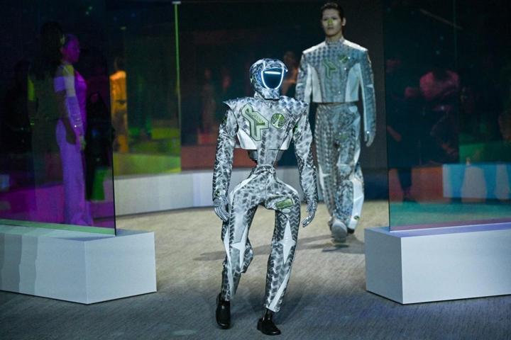 Podyuma bu kez robotlar çıktı