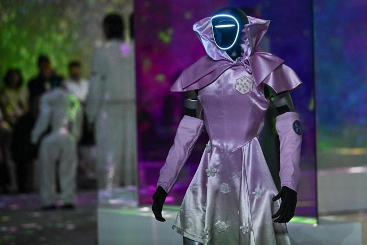 Podyuma bu kez robotlar çıktı