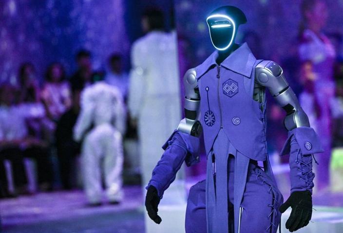 Podyuma bu kez robotlar çıktı