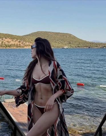 Dilara Aksüyek’ten Bodrum’da Dikkat Çeken Paylaşımlar Sanal Medyada Büyük Yankı Uyandırdı