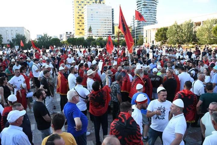 Arnavutlukta yüz binler sokaklara döküldü
