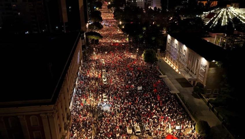 Arnavutlukta yüz binler sokaklara döküldü