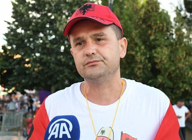 Arnavutlukta yüz binler sokaklara döküldü