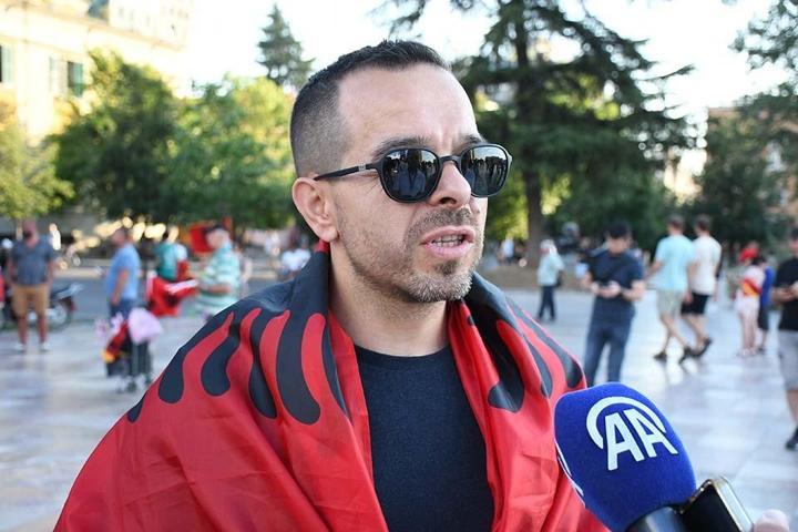 Arnavutlukta yüz binler sokaklara döküldü