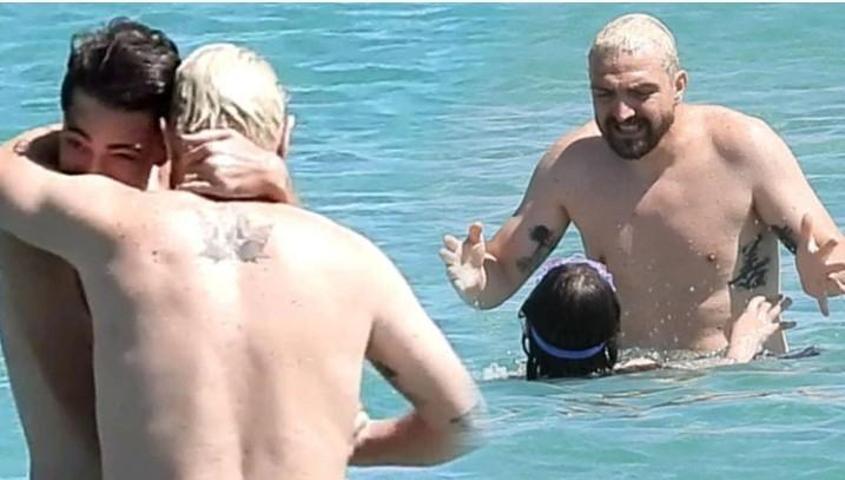 Futbolu bıraktı, soluğu tatilde aldı Caner Erkin Alaçatı’da ailece keyif yaptı