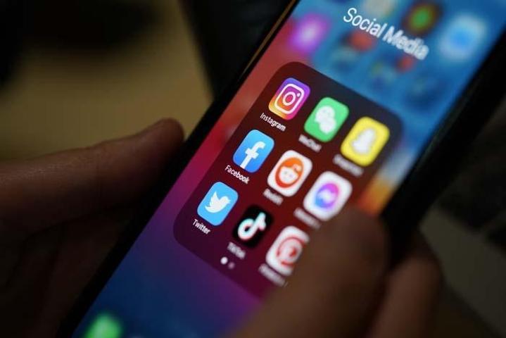 iPhone Kullanıyorsan BUNU MUTLAKA BİLMELİSİN iPhone’daki Gizemli (Sarı, Yeşil) Noktaların Sırrı Ortaya Çıktı... Telefonunda Yanıyorsa...