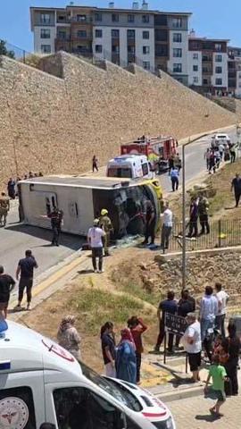 Çocuğa çarpmamak için manevra: Otobüs devrildi