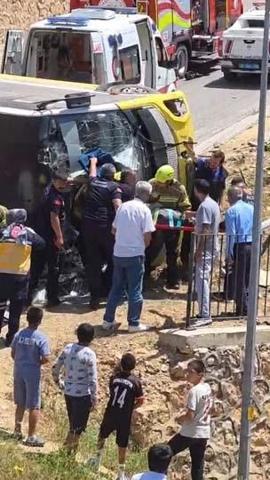 Çocuğa çarpmamak için manevra: Otobüs devrildi