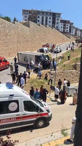 Çocuğa çarpmamak için manevra: Otobüs devrildi